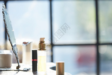 桌子上的护肤化妆品图片