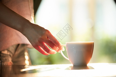 拿咖啡杯的特写图片