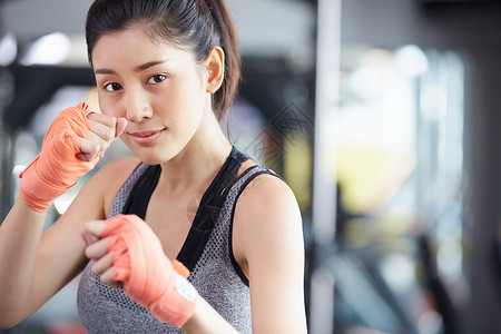健身房戴着拳击手套的成年女性图片