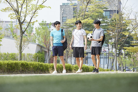 户外爱好足球生活的男人们图片