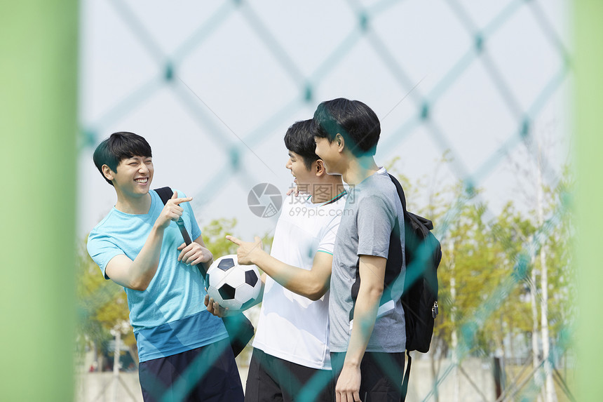 喜欢踢足球的男子图片