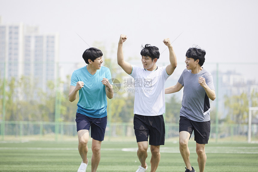 男人们在足球场踢球图片