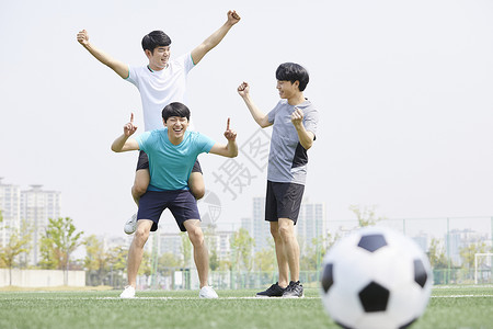 举手抗议男孩踢足球的男人们背景