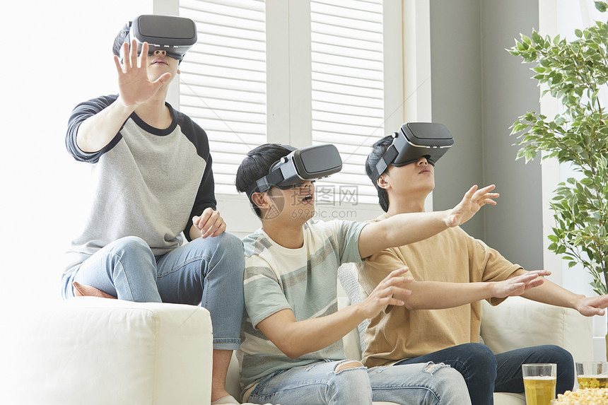 好哥们一起在客厅玩VR游戏图片