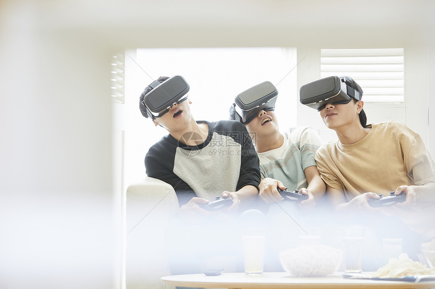好哥们一起在客厅玩VR游戏图片