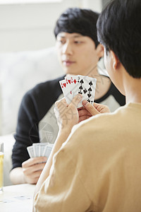 男子居家玩卡牌游戏图片