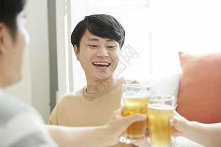 好哥们一起在客厅喝啤酒庆祝图片