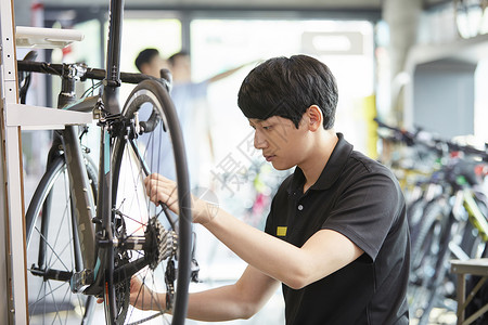 自行车店的男职员图片