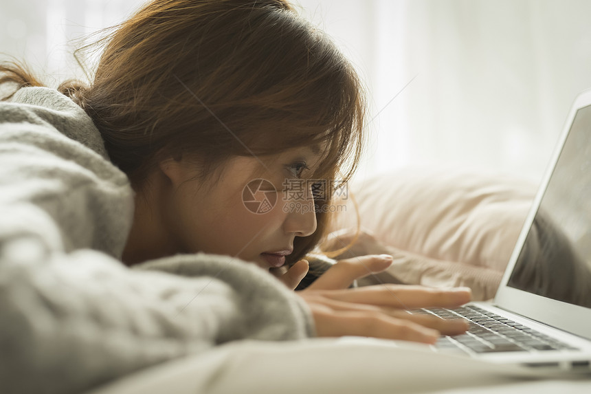 假期房间里休息的女人图片