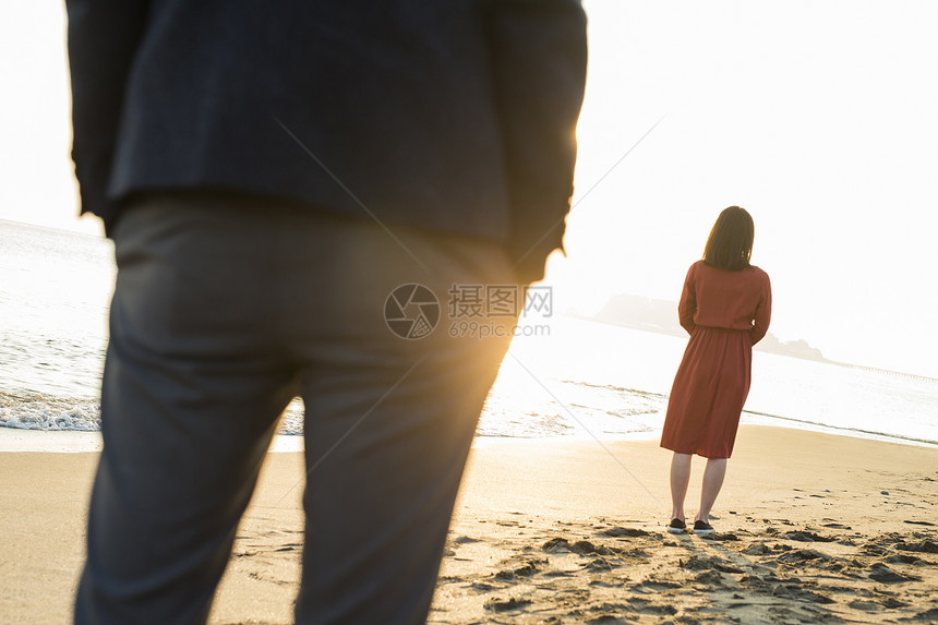 晚上吵架异恋夫妻告别形象图片