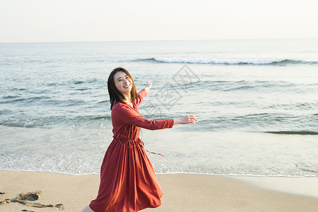 行走黄昏暮色女海岸图片