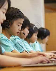 5个人合作计算机儿童工作室程序员图片