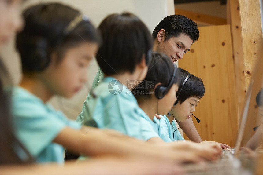 年轻的女孩补习班工坊儿童工作室程序员图片
