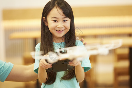 两个人小姑娘教养儿童工作室无人机图片