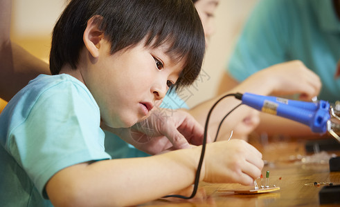 幼儿园放假通知二十几岁加工专心的儿童工作坊背景