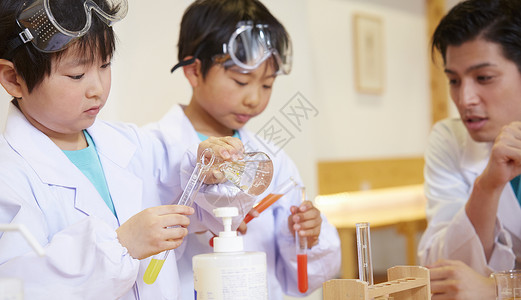 幼儿科学幼儿园儿童男三人儿童工作坊科学背景