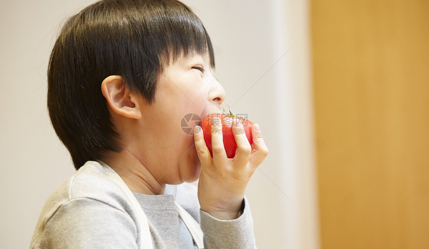 露营工坊菜肴吃西红柿的孩子图片