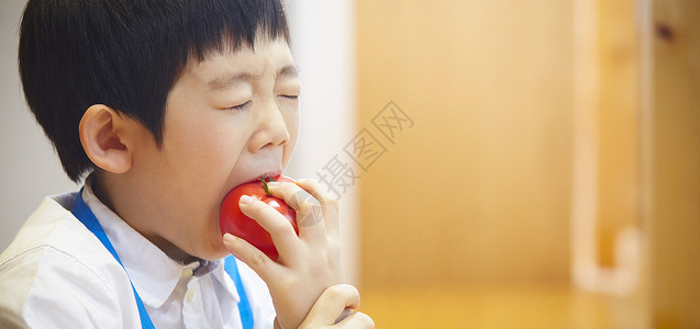 一人小朋友可爱吃西红柿的孩子图片