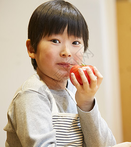 儿童幼儿笑容吃西红柿的孩子图片