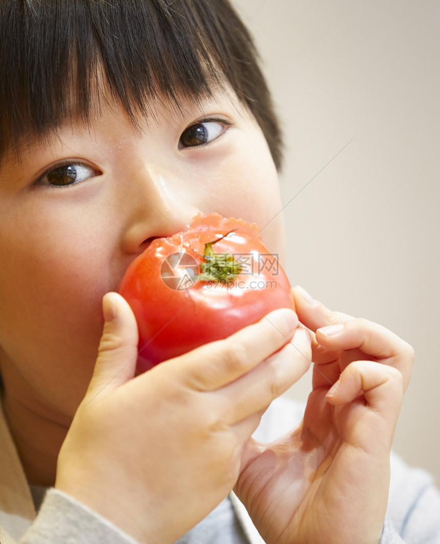暑假烹调围裙外观吃西红柿的孩子图片