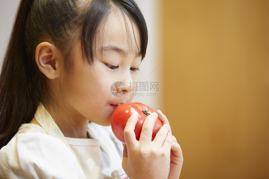 碟营养女吃西红柿的孩子图片