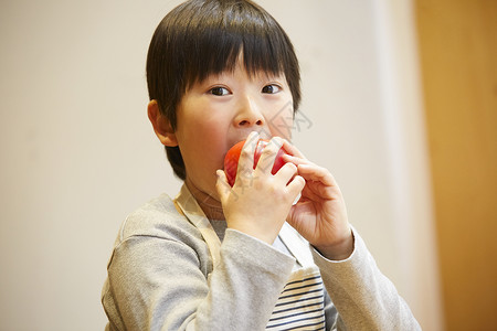 1人儿童笑容吃西红柿的孩子图片