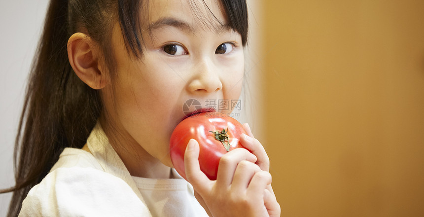 人类年轻的女孩空白部分吃西红柿的孩子图片