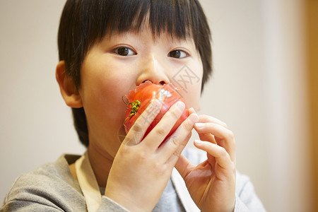 较年轻男人学校吃西红柿的孩子图片