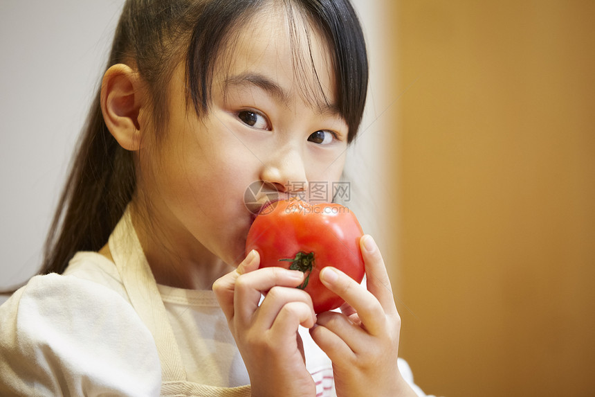 围裙较年轻在吃水果吃西红柿的孩子图片