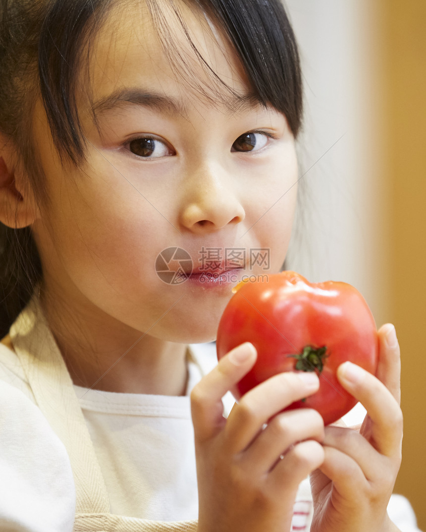 营养品复制空间幼儿园儿童吃西红柿的孩子图片