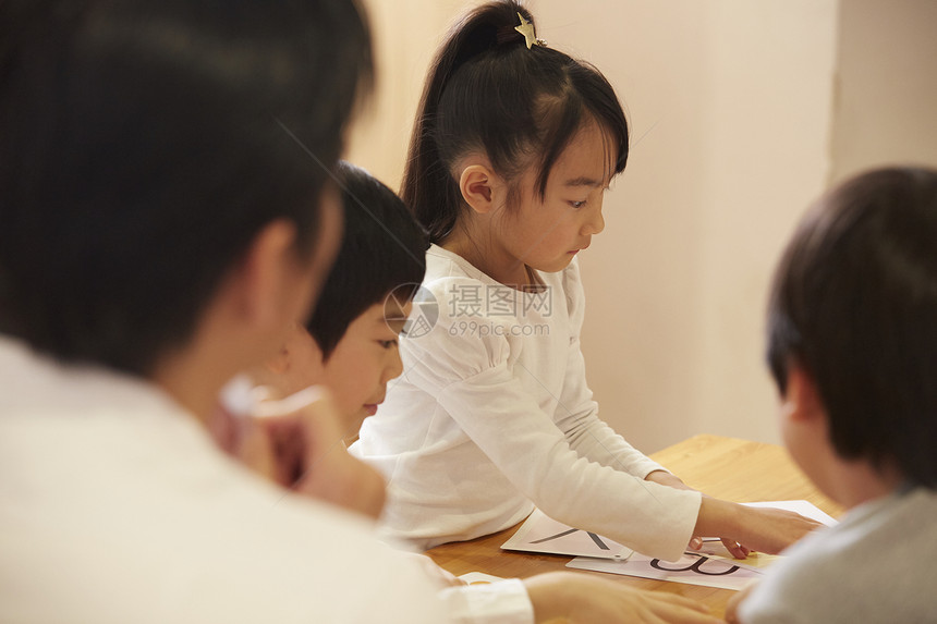 小姑娘三十几岁幼儿园儿童儿童英语课堂图片