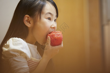 围裙图片围裙形状食品吃西红柿的孩子背景图片