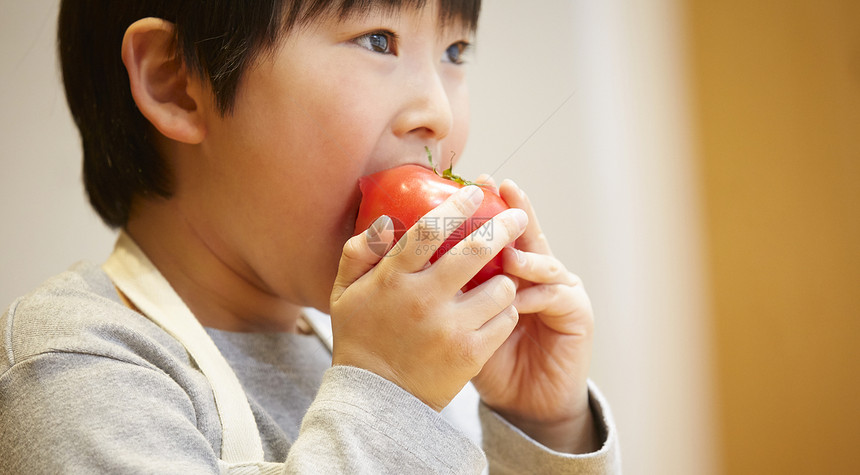 文稿空间教室营养品吃西红柿的孩子图片