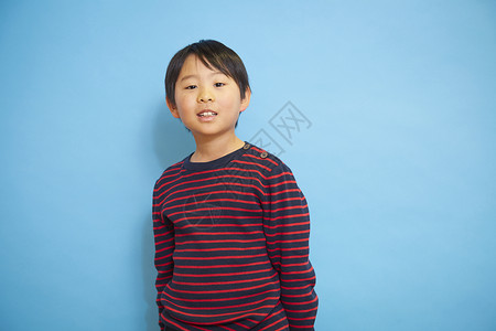 蓝色背景儿童肖像图片