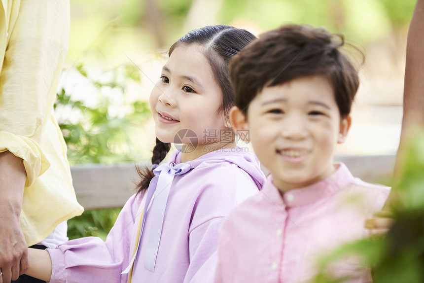 一家人在公园郊游踏青图片