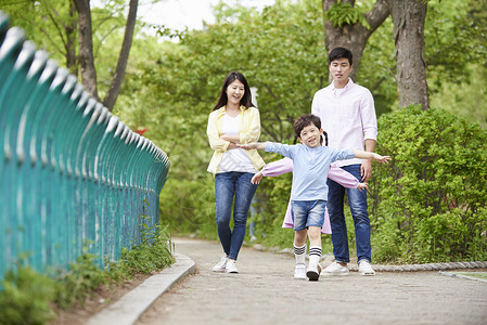 在公园里郊游的幸福一家人图片