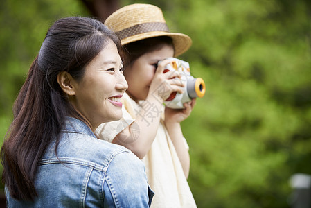 母女公园郊游玩耍图片