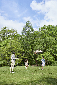 一家人在公园里跳绳图片