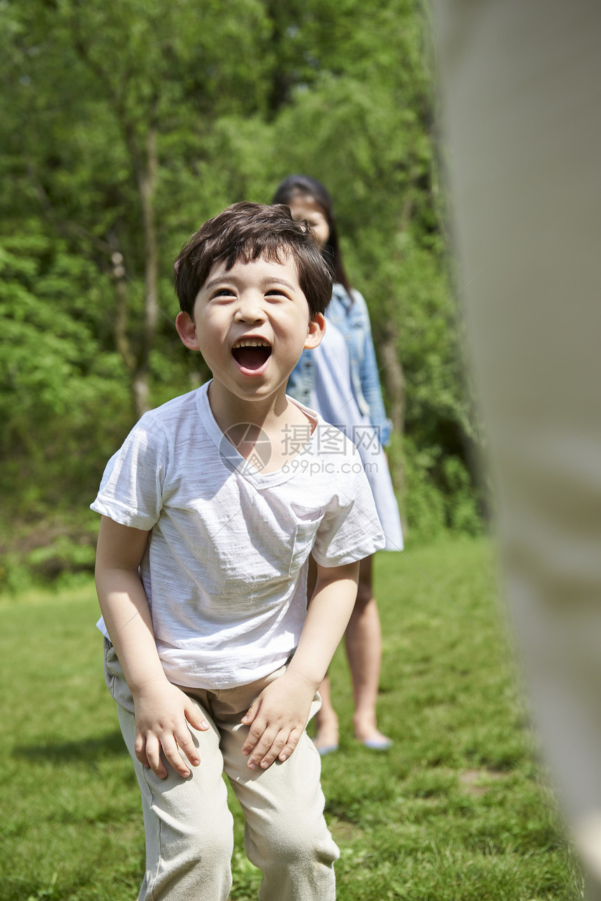 公园里可爱的小男孩图片