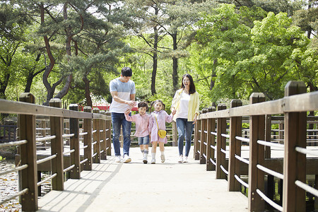 公园幸福生活的一家人图片