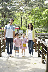 公园幸福生活的一家人图片