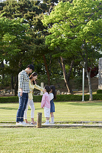 公园里游玩的一家人图片