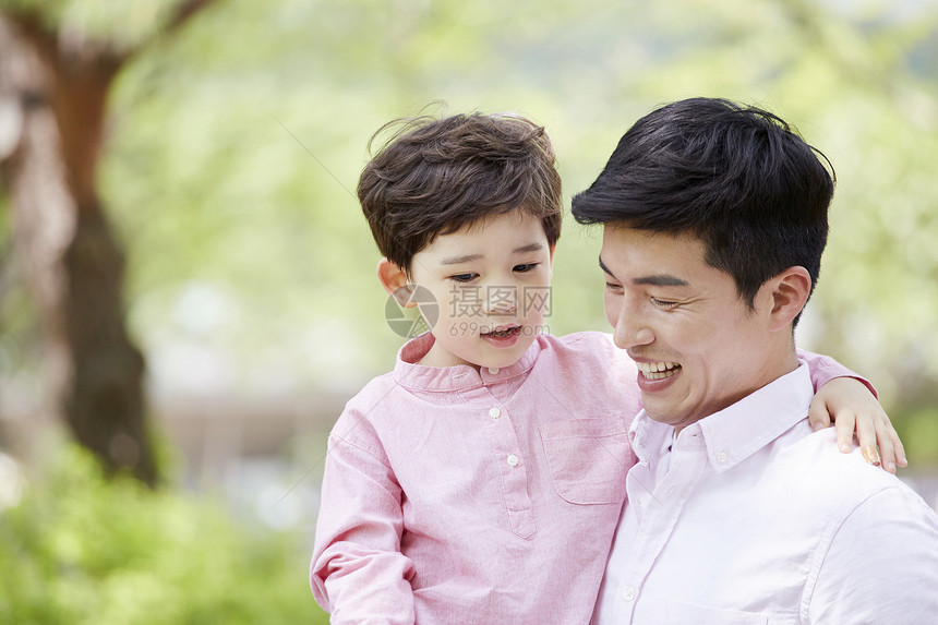 坚定的凝视亚洲人拥抱生活和解家庭图片