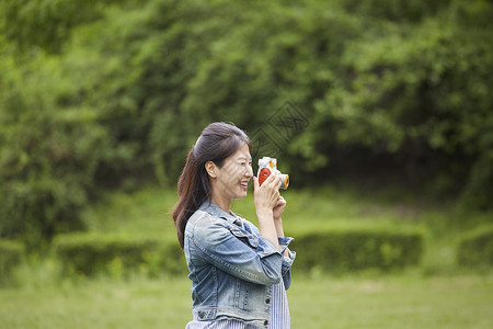 户外拍照的妈妈图片