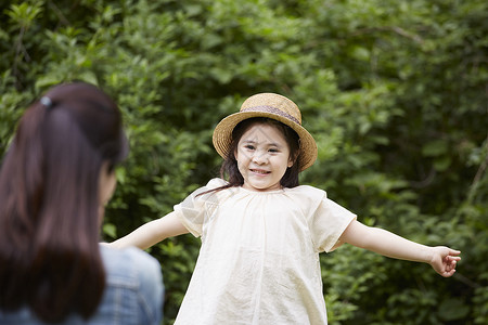 妈妈给可爱的女儿拍照图片