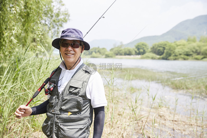 中年大叔户外钓鱼图片