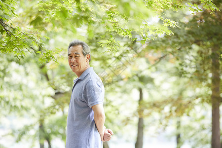 老年男性公园退休生活图片