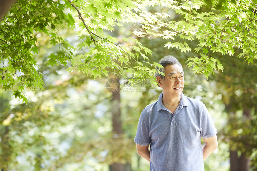 老年男性公园退休生活图片