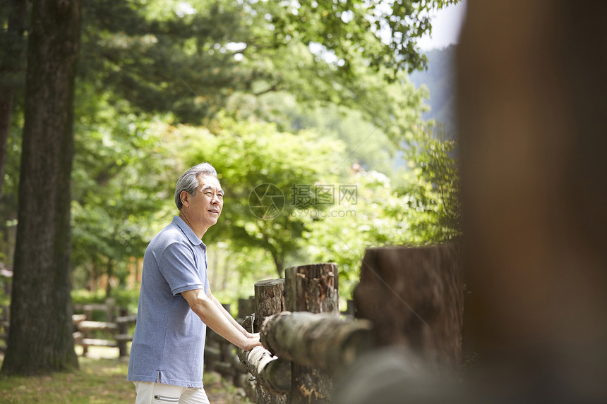 老年男性公园退休生活图片