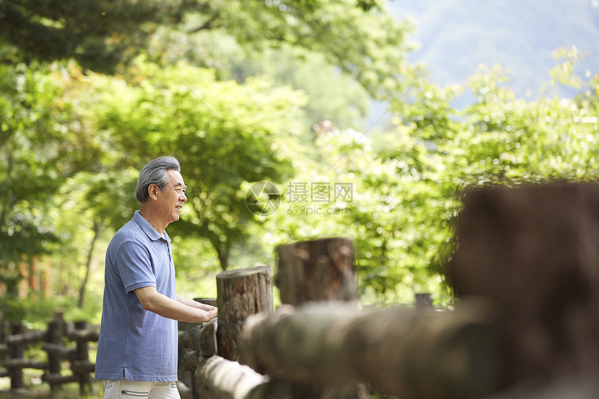 店员选择聚焦生活退休伙计图片